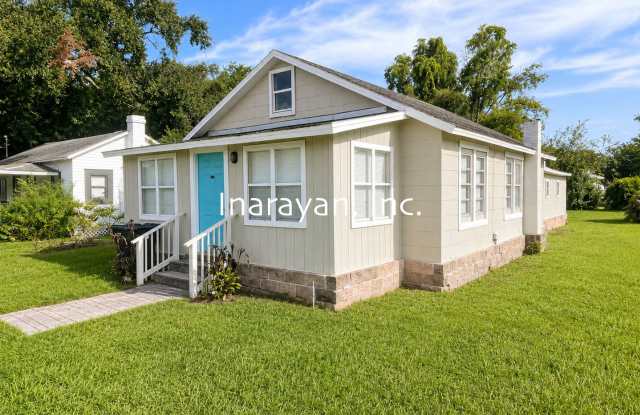 Cute 2/1 home with Florida room - Available now! photos photos