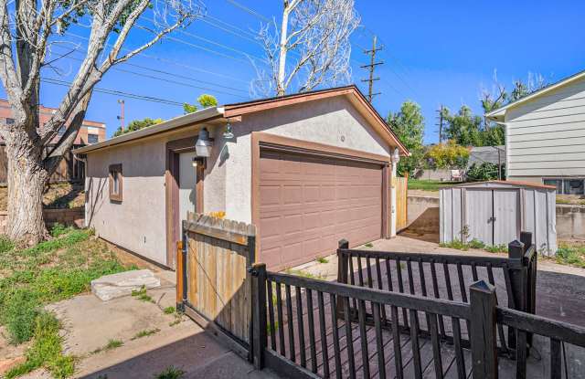 Great house near UCCS with 2x kitchen and 2x laundry! Gallery 3