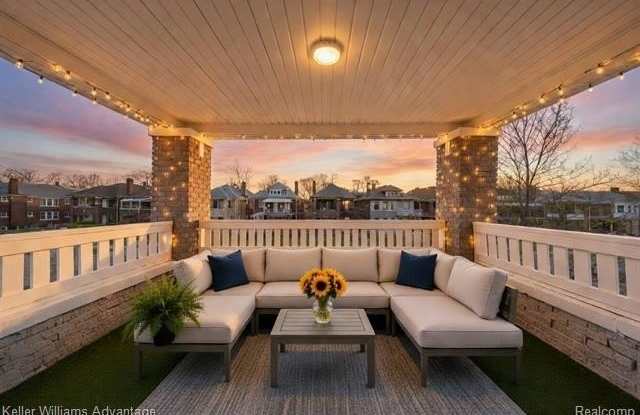 1975 Gladstone Street photos photos