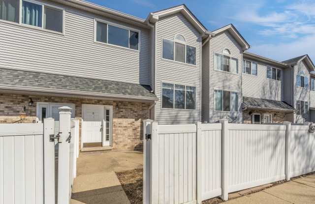 452 Park Ridge Lane - 452 Park Ridge Lane, Aurora, IL 60504