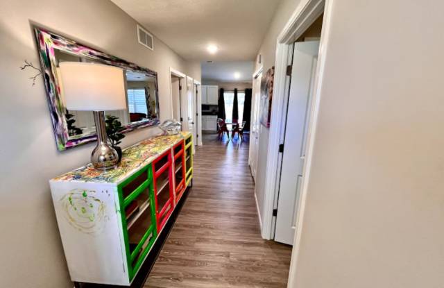 Vibrant 4 Bedroom Getaway with Hot Tub Gallery 3