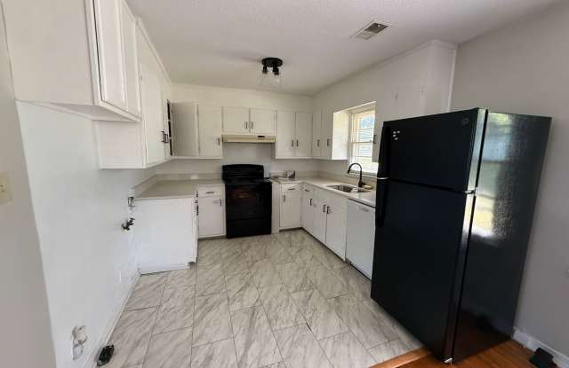 Now Available! Charming 3 Bedroom, 1 Bathroom Home in Muscle Shoals, AL Gallery 3