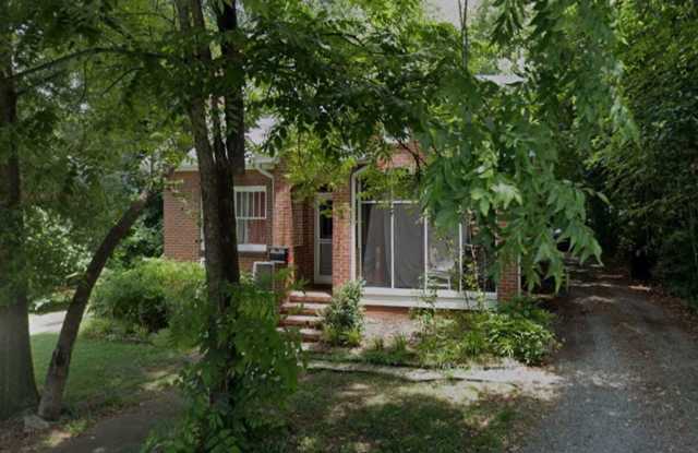Spacious 4-Bedroom, 2-Bath Home in the Heart of Chapel Hill – Perfect for UNC Students and Faculty! - 121 Kenan Street, Chapel Hill, NC 27516