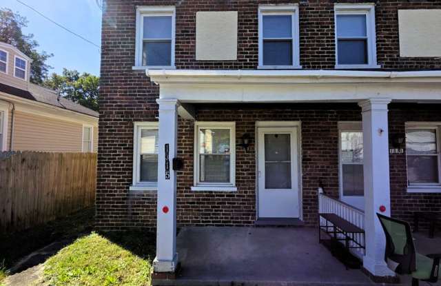 Brick Duplex with 3 bedrooms and 1 bath for rent. Gallery 1