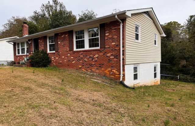 Renovated-Single Family home, close to NGIC & Hollymead Town Center with 5 bedrooms in Camelot! Gallery 3