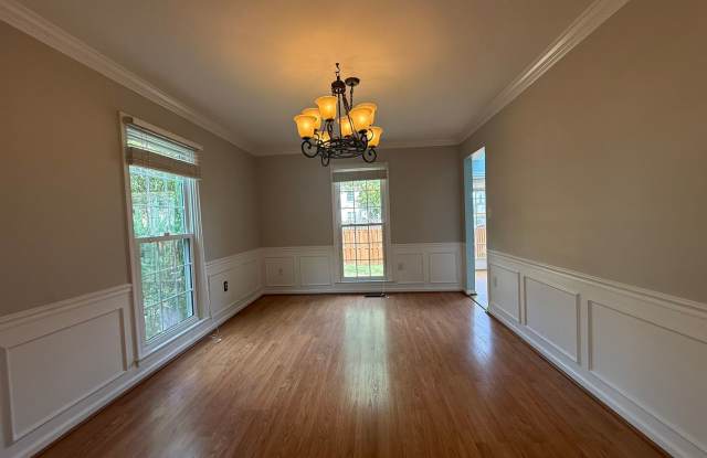 Fenced Immaculate End-Unit 2500SF Kingstowne Gallery 4