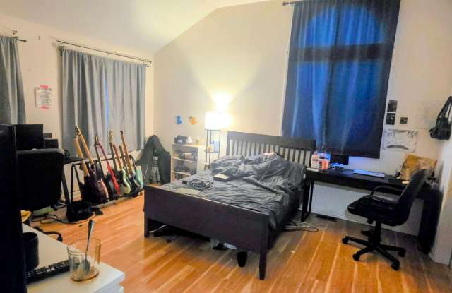 NO FEE! XL House w 2 Parking Inc, Laundry I/U -- New Hardwood Flooring, Pet Friendly, 2 Parking Spots Inc photos photos