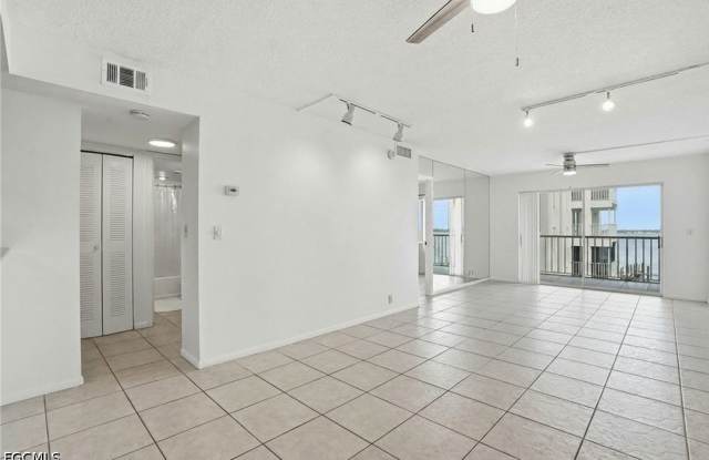 2885 Palm Beach Boulevard Gallery 2