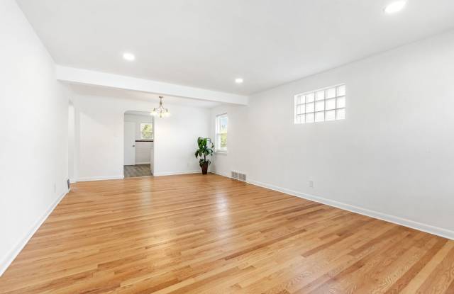 Darling 2 Bedroom Bungalow! Gallery 4