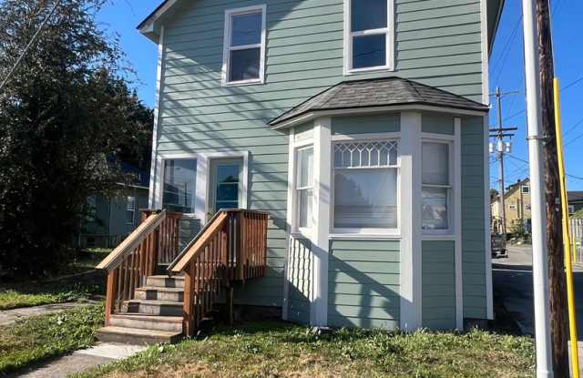 Charming Four Bedroom Home in the Heart of Bellingham! Gallery 3