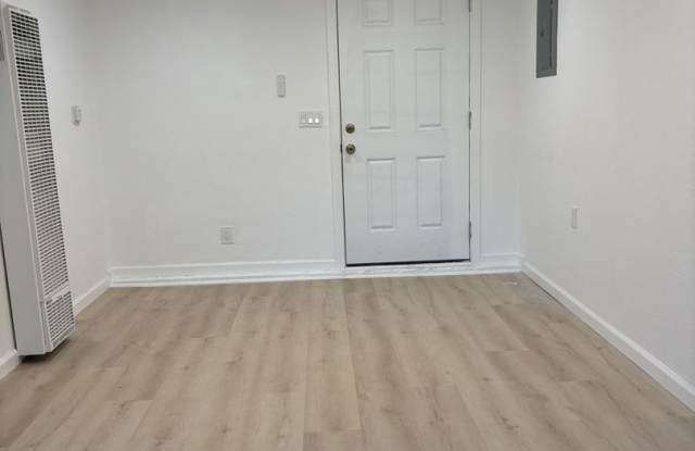Available Now! Charming One Bedroom, One Bath House Gallery 3