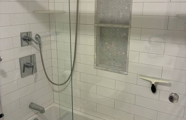 No Fee  Suoer nice Condo with Utilities and 2 parking spaces, Laundry and Pool Gallery 4
