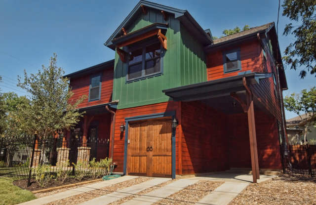 UT PRE LEASE: Luxury 6 bed / 3.5 bath home located in West Campus Gallery 1