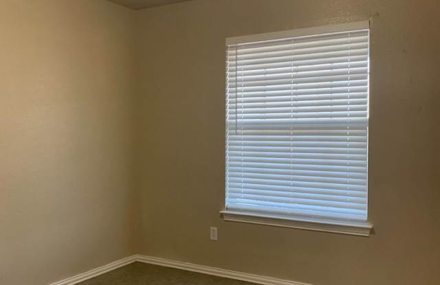 Excellent 3 bedroom 2 bath duplex in Peaster ISD with country charm Gallery 4