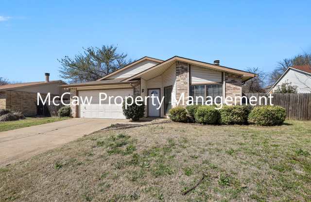 Darling 3/2/2 in Fort Worth! *REALTOR SHOWINGS ONLY* - 7933 Bermejo Road, Fort Worth, TX 76112