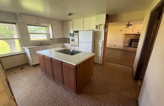 3 bedroom 1.5 bath on 5 acres. Gallery 4