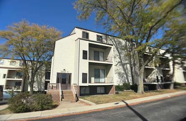 3207 West Willow Knolls Drive - 3207 West Willow Knolls Drive, Peoria, IL 61614