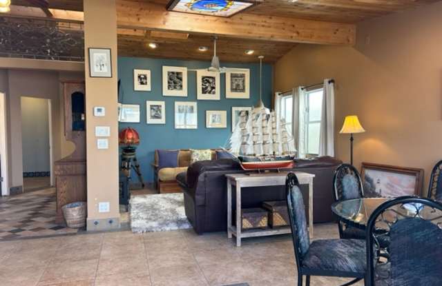 2 Bedroom + 1 Bathroom Bungalow | Sunsets and Sand | Hollywood Beach | FURNISHED Gallery 4
