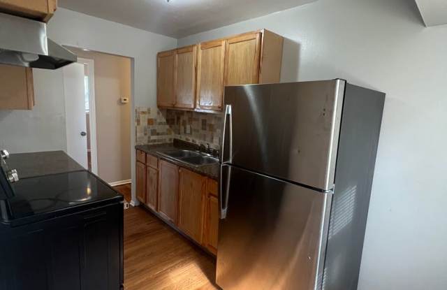 Beautiful! 3 bed 1 bath home with easy to clean hardwood. Clean and Bright! Rent Today Gallery 4