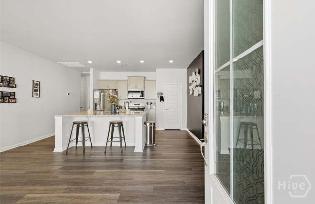 152 Holloway Hill Gallery 2