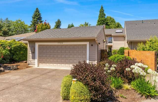 Prime Charbonneau Golf Community Location! 2 Bed, 2.5 Bath + Den, A/C, Washer/Dryer and Garage Gallery 3