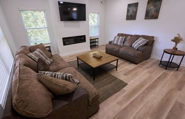 Room in 6 Bedroom Home in Decatur Gallery 1