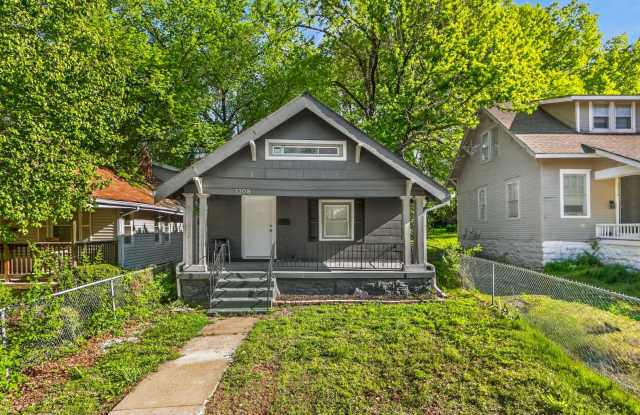 Charming 4-Bedroom Home Minutes from the Plaza & Brookside Gallery 1