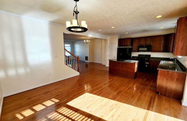 4 bed/3.5 bath Townhouse in Suncrest Village - Available 07/09/2027! Gallery 4