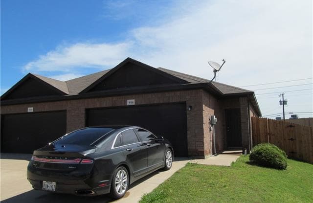 938 Walnut Street - 938 Walnut Street, Burleson, TX 76028