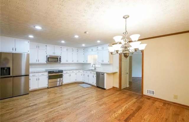 Room in 6 Bedroom Home in Lawrenceville Gallery 3