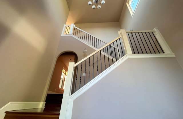 Stunning Corner Home in King City with Washer/Dryer Included, Private Courtyard! photos photos