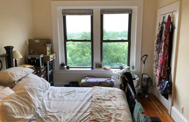 Charming 2 Bedroom- No Broker Fee Gallery 1