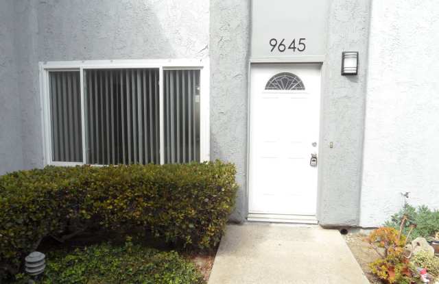 YORKTOWN VILLAS 2 BEDROOM TOWNHOME. - 9645 Pettswood Dr, Huntington Beach, CA 92646