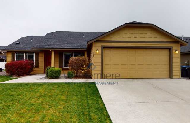 247 Chapra *Located in Sunset Lodge, Gas Fireplace, All Appliances, Double Garage + Office* - 247 Chapra Street, Walla Walla, WA 99362