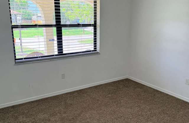 508 NE Azalea Gallery 4