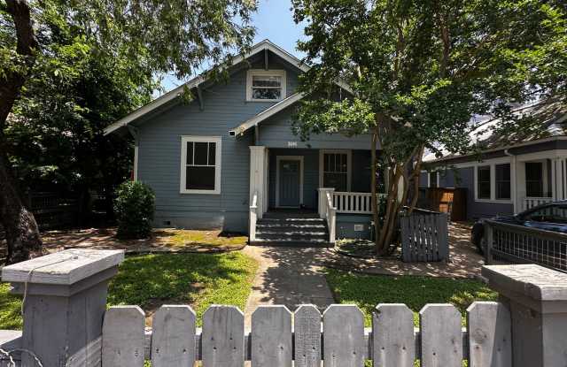 UT PRE-LEASE: Hyde Park 4 bed / 3 bath. Open Floor Plan, Wood Floors, Backyard with deck, 2 car garage! - 312 West 37th Street, Austin, TX 78705