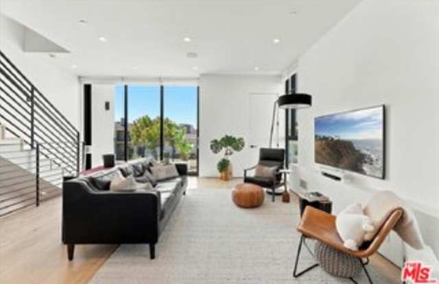 6077 1/2 Horner Street Gallery 2