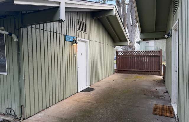 Updated 2 bedroom 1 bath duplex in Eugene! Move-In Special! Gallery 3