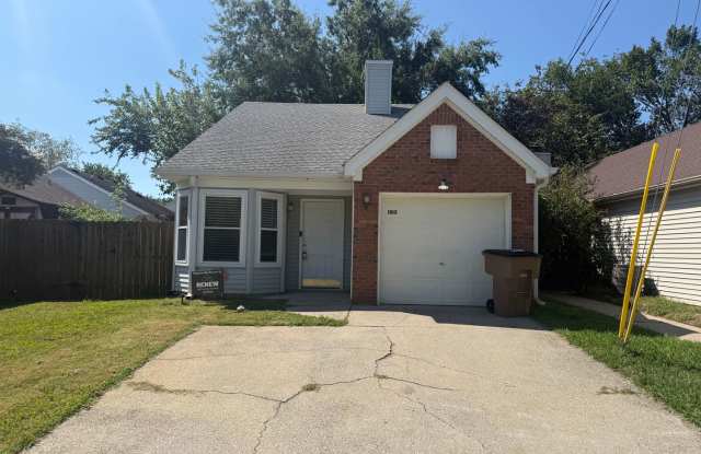 Cute Two Bedroom House in Donelson - Garage & Fenced Backyard Gallery 1
