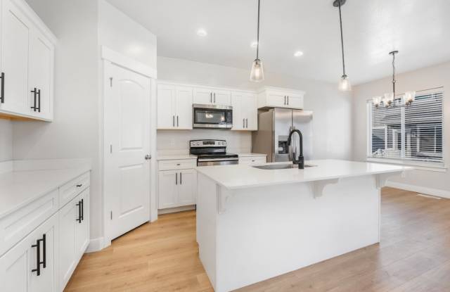 Modern 4-Bedroom Townhome in Saratoga Springs, UT - 1048 North Freeman Drive, Saratoga Springs, UT 84045