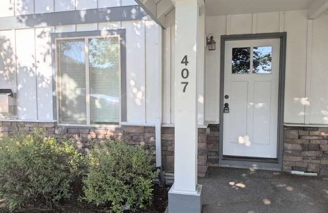 Gorgeous 3x2 townhouse, single-car garage, and two gas fireplaces photos photos