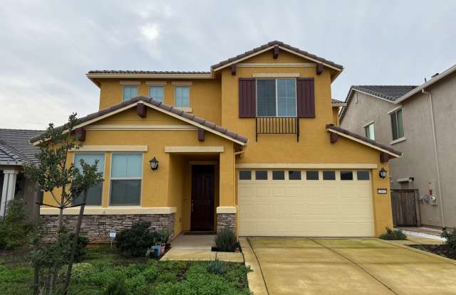 Lovely 4 Bedroom Home With Easy Landscaping And Beautiful Interior photos photos