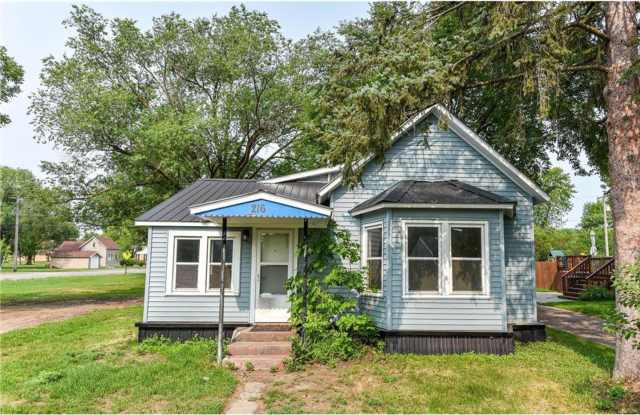 2 Bedrooms, 1 Bathroom Single Family Home in Little Falls, MN- Large corner lot photos photos