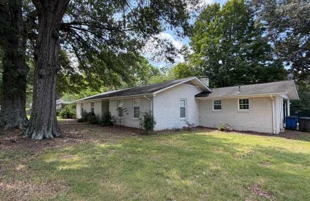 3BR Home with Sunroom & Carport Gallery 3