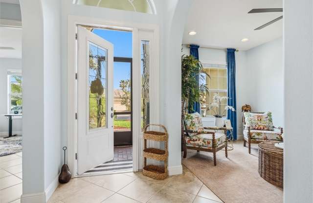 4245 Diamond Square Gallery 3