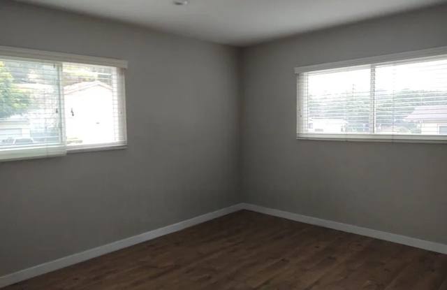 Stunning 6 Bed 3 Bath Home on Baja!! - Close Drive to Campus! Gallery 3