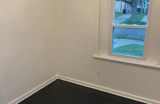 18315 Shaftsbury Avenue Gallery 4