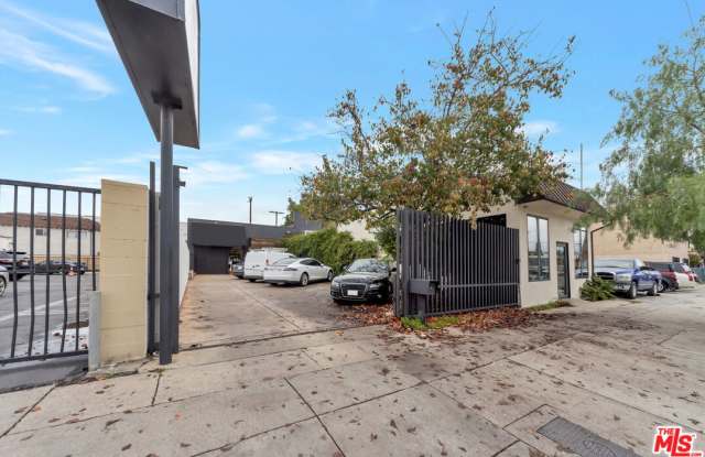 10835 Magnolia Boulevard photos photos