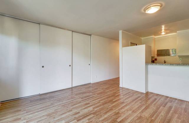 Cozy Top-Floor Studio in Adam's Point Gallery 4