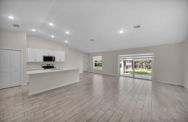 Single family for rent located in NE of Cape Coral FL!. 4BR/2B.Rapid approval. CITY WATER! Gallery 4